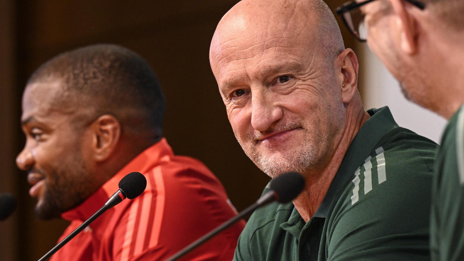 Loic Nego és Marco Rossi a magyar labdarúgó-válogatott sajtótájékoztatóján az Estádio José Alvalade stadionban, Lisszabonban 2025. október 13-án