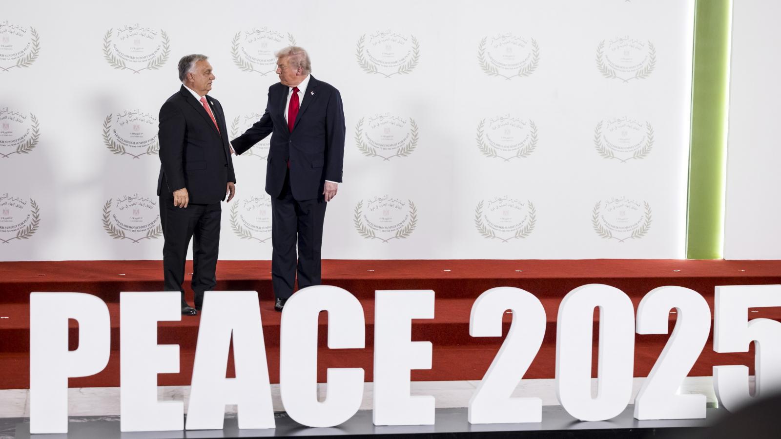 Orbán Viktor és Donald Trump az egyiptomi Sarm es-Sejk nemzetközi konferencia-központjában október 13-án