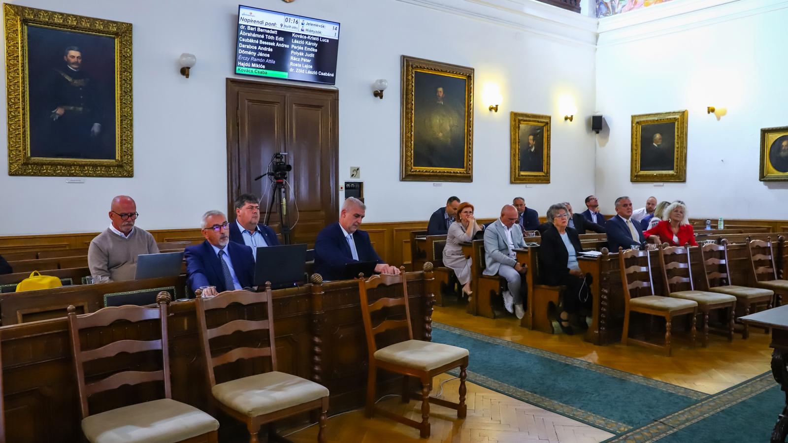 Üléseznek Baján. Visszatérhet a helyi sajtó a „normális” kerékvágásba