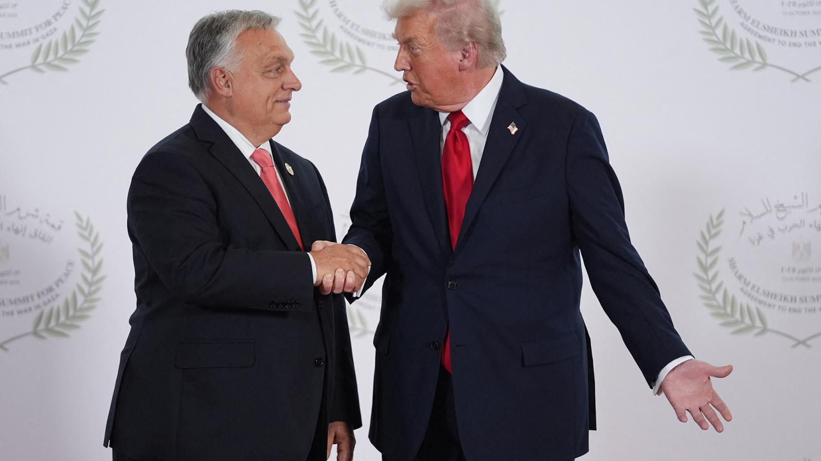 Donald Trump (jobbra) fantasztikusnak titulálta Orbán Viktort (balra)