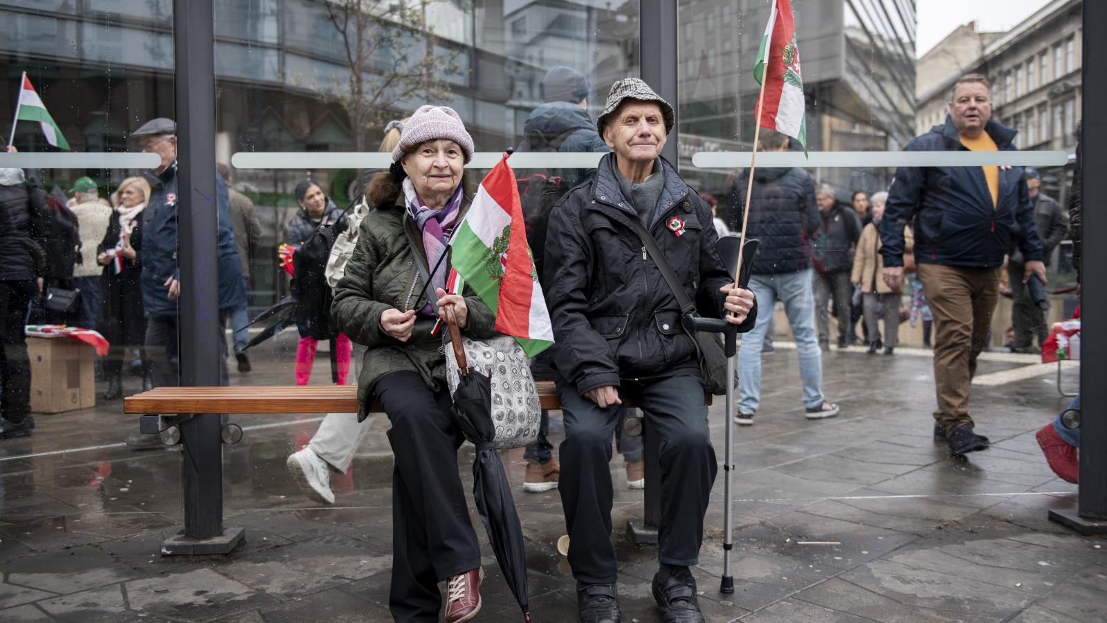 Szimpatizánsok várják Orbán Viktor beszédét a budapesti Múzeumkert előtt március 15-én