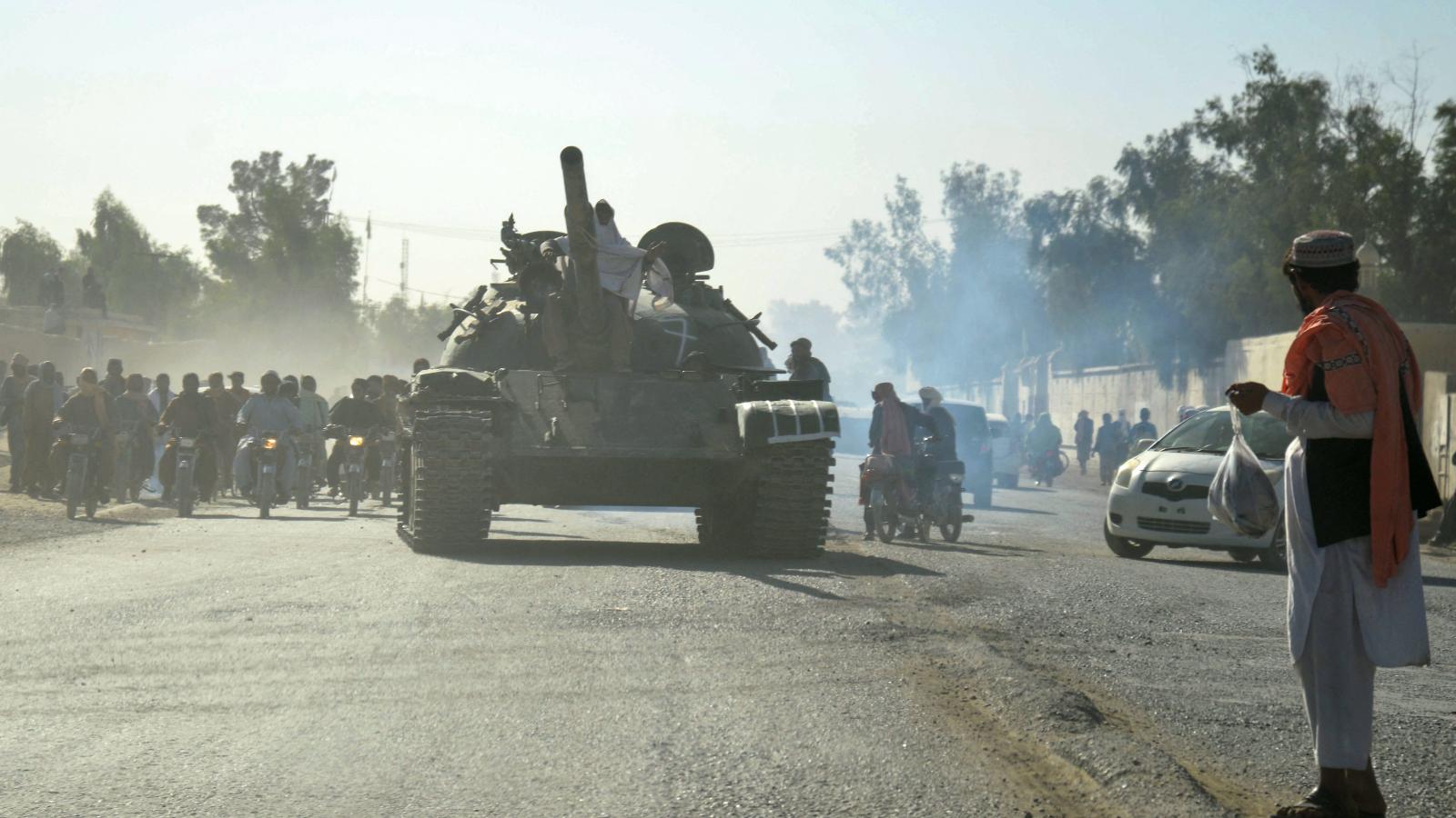 Tálib harckocsi úton a határ felé Szpin Boldakban október 15-én