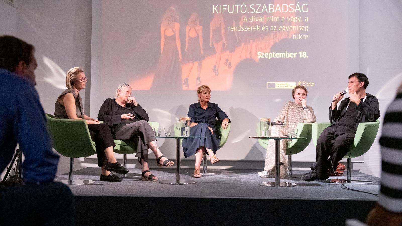 A csütörtök esti panelbeszélgetés a trendeken túl, a divat társadalmi tétjéről szólt