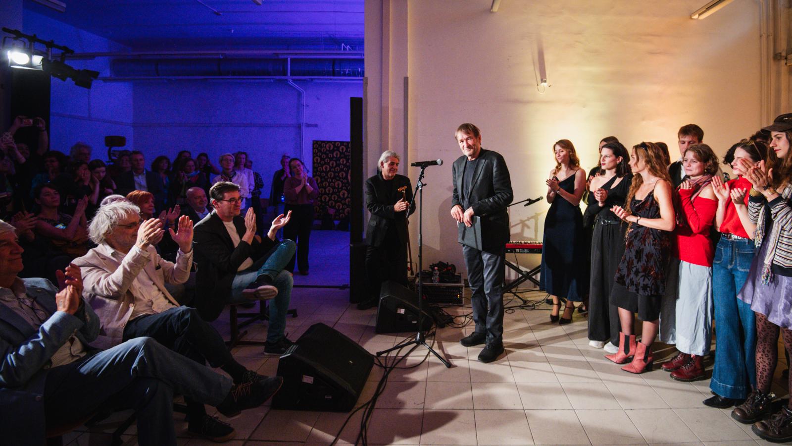 „Ellensége vagyok a monológoknak, én dialógus- párti vagyok” – Cserhalmi György közreműködött a gólyaesküben