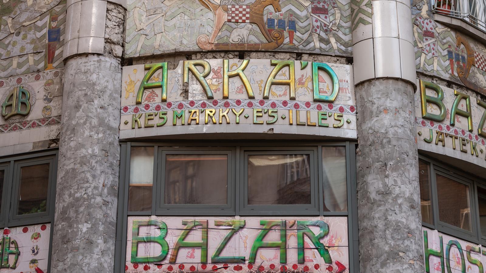 A Metro Klub népszerűsége miatt gyakran telt házas volt, a kint rekedtek számára Egy este a Metro Klubban címmel album is készült