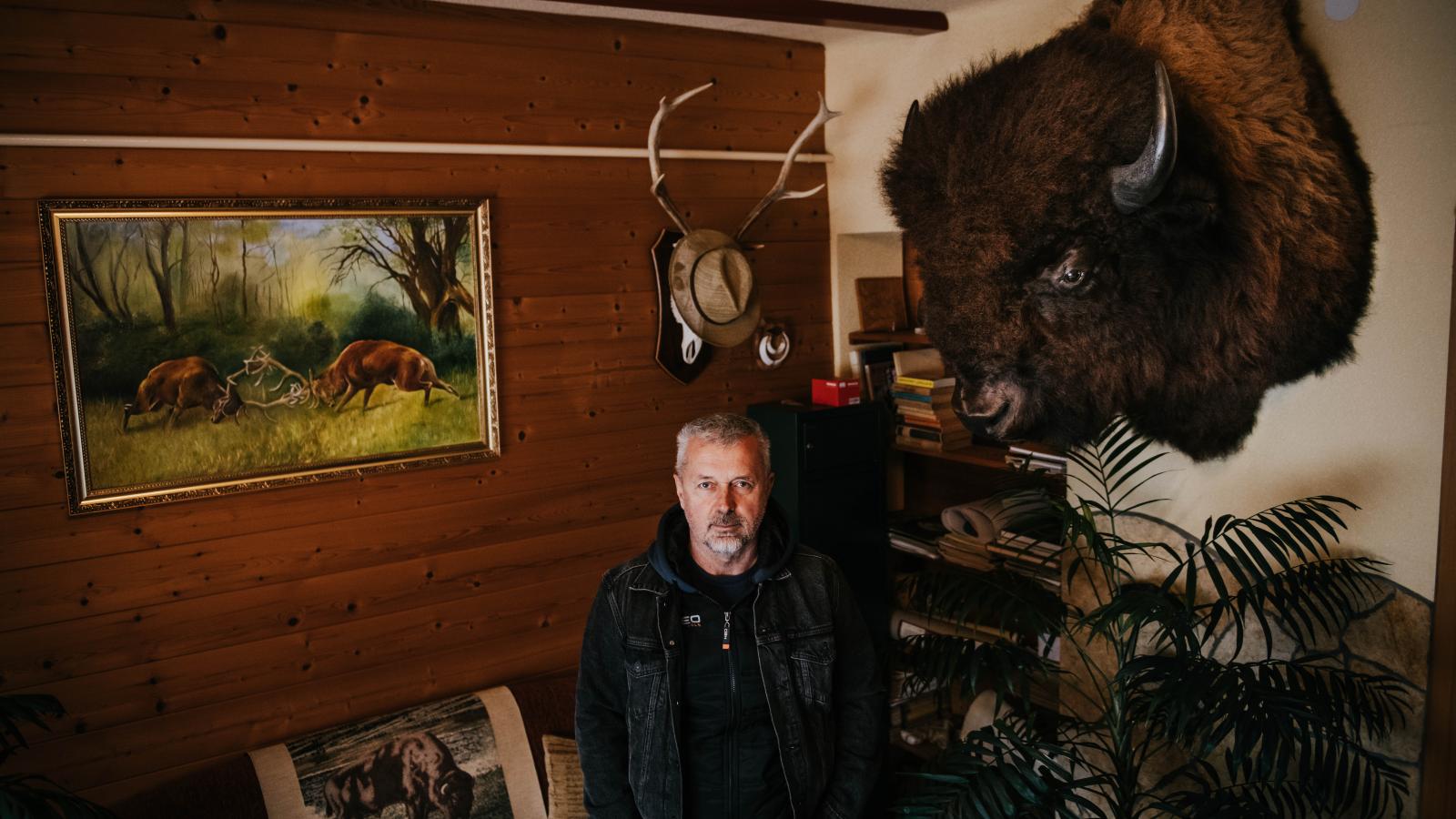 Gelencsér László 2004 óta foglalkozik bölényekkel. Eredeti szakmája íjkészítő