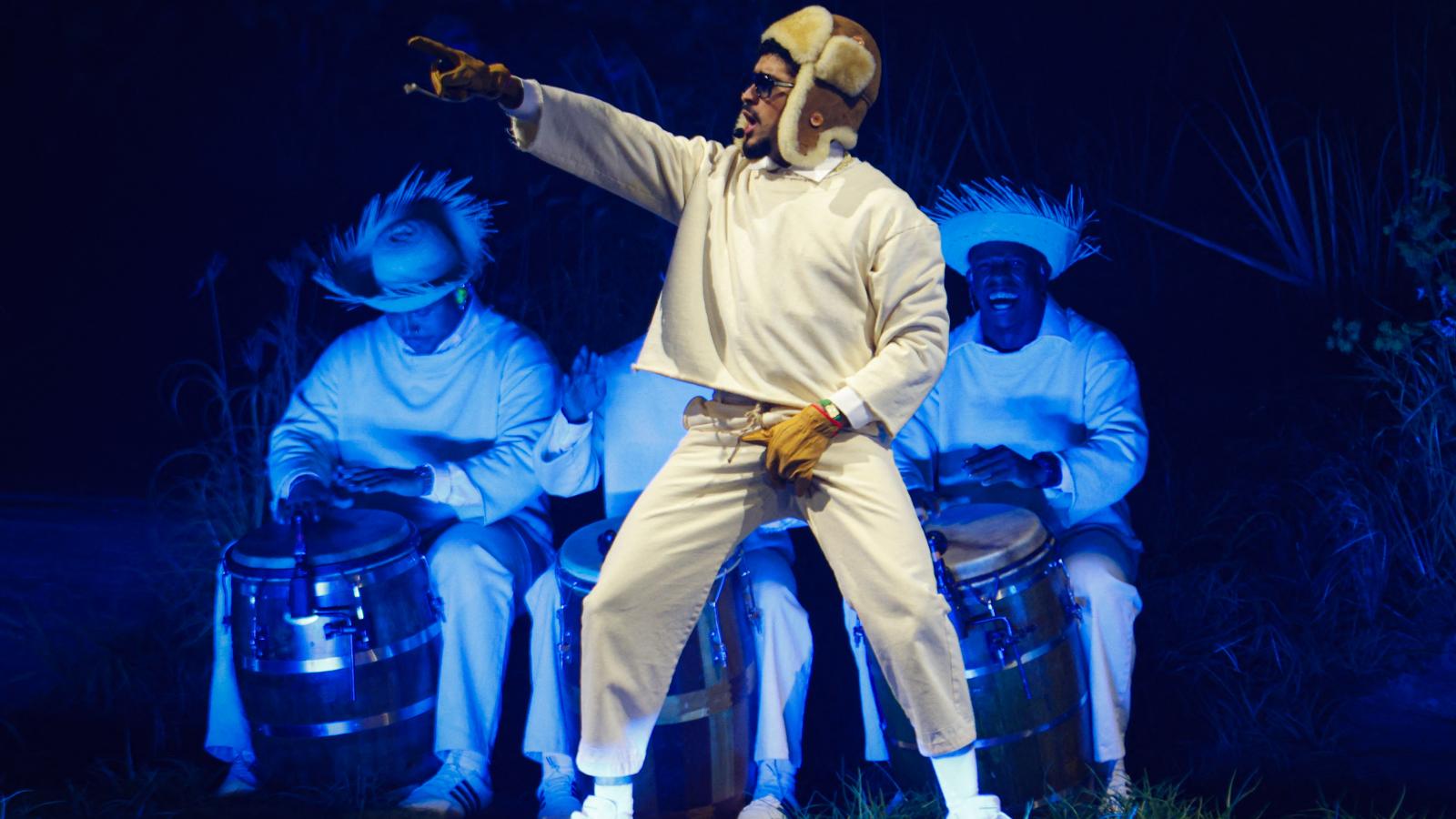 Bad Bunny sok olyan dolog mellett kiáll, ami szúrja az amerikai jobboldal szemét: a bevándorlók mellett például az LMBTQ- mozgalom mellett is