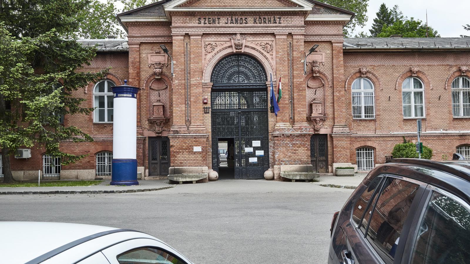 Az Észak-budai Szent János Centrumkórház bejárata