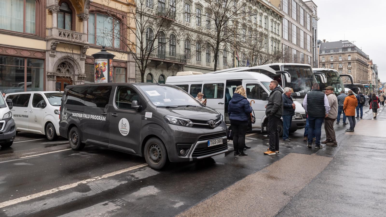 Falubuszok a Fidesz 2025-ös március 15-ei megemlékezésén