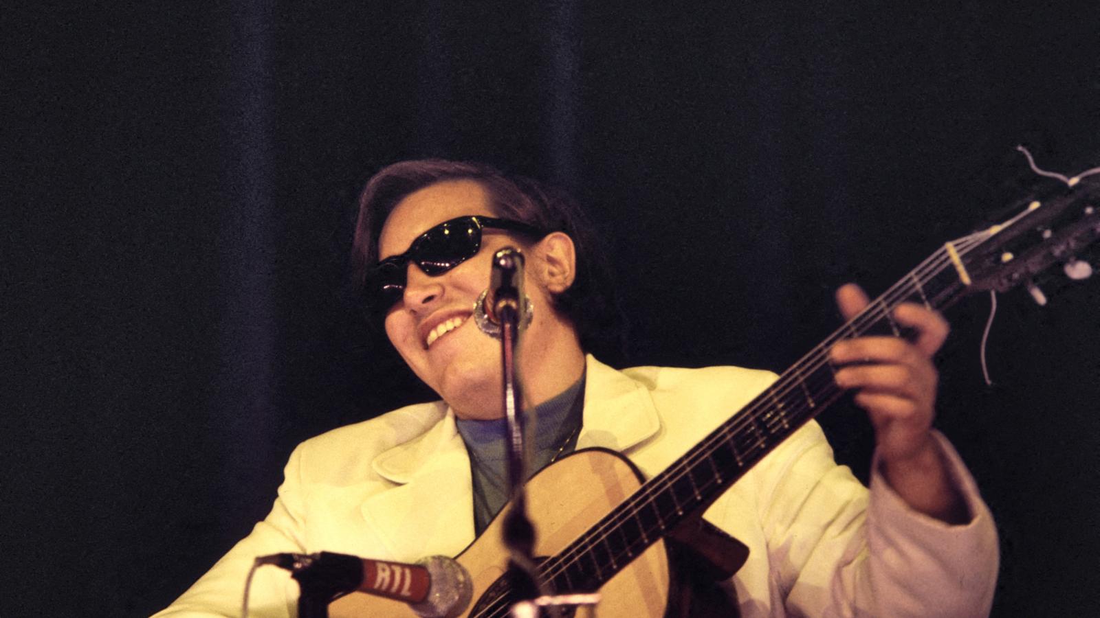A vak Puerto Ricó-i énekes, José Feliciano is a slágerlisták élére emelte a Light My Fire-t
