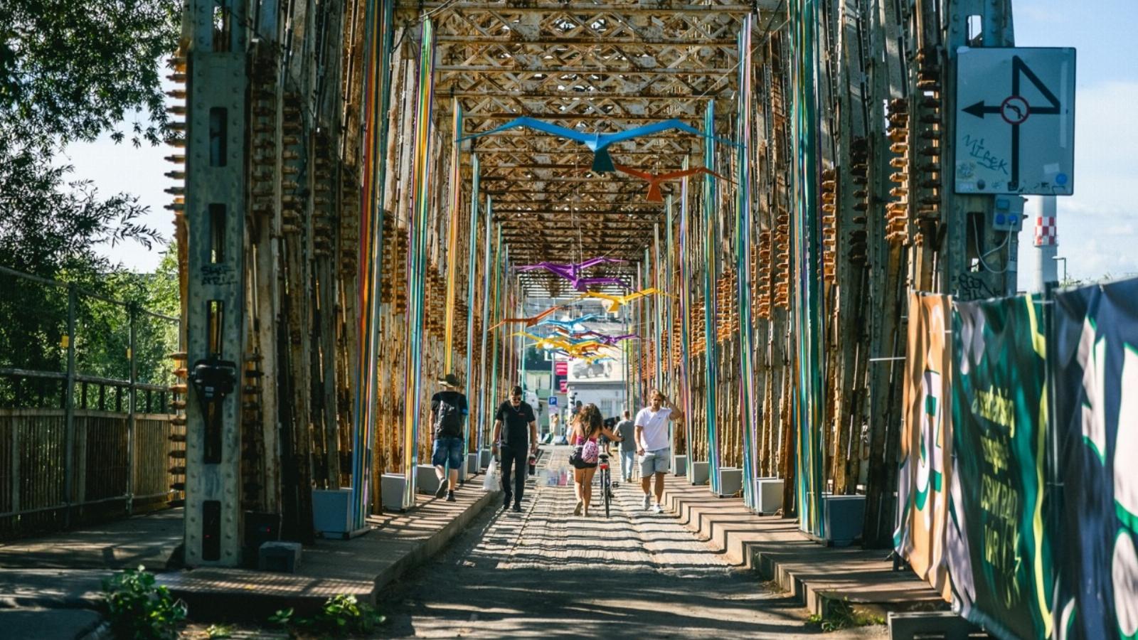 A Sziget Fesztivál elavult kapuja, az Óbudai-szigetre vezető K-híd