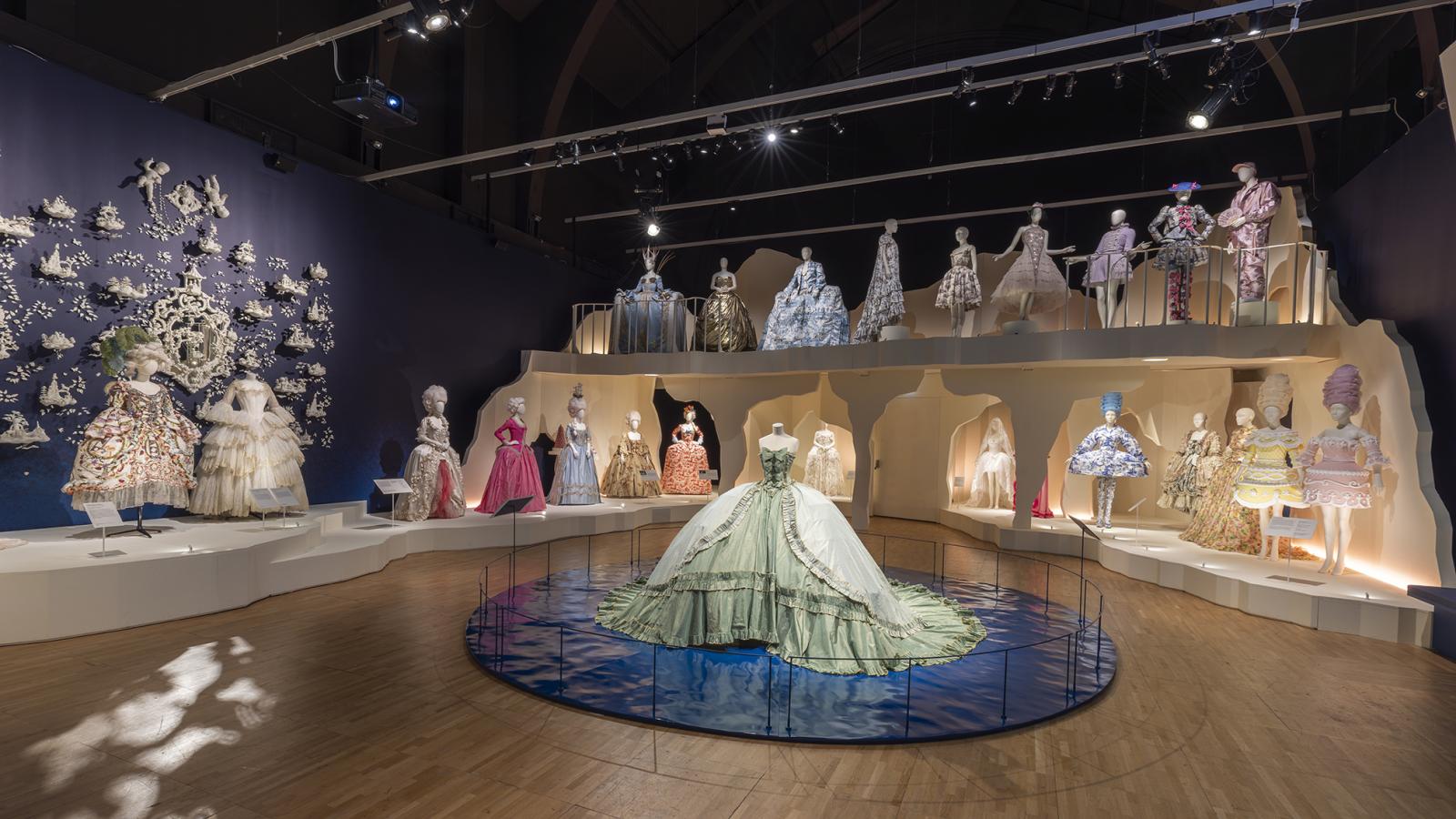 Fényes ruhakölteményekkel idézik meg Marie Antoinette fenn nem maradt gardróbját