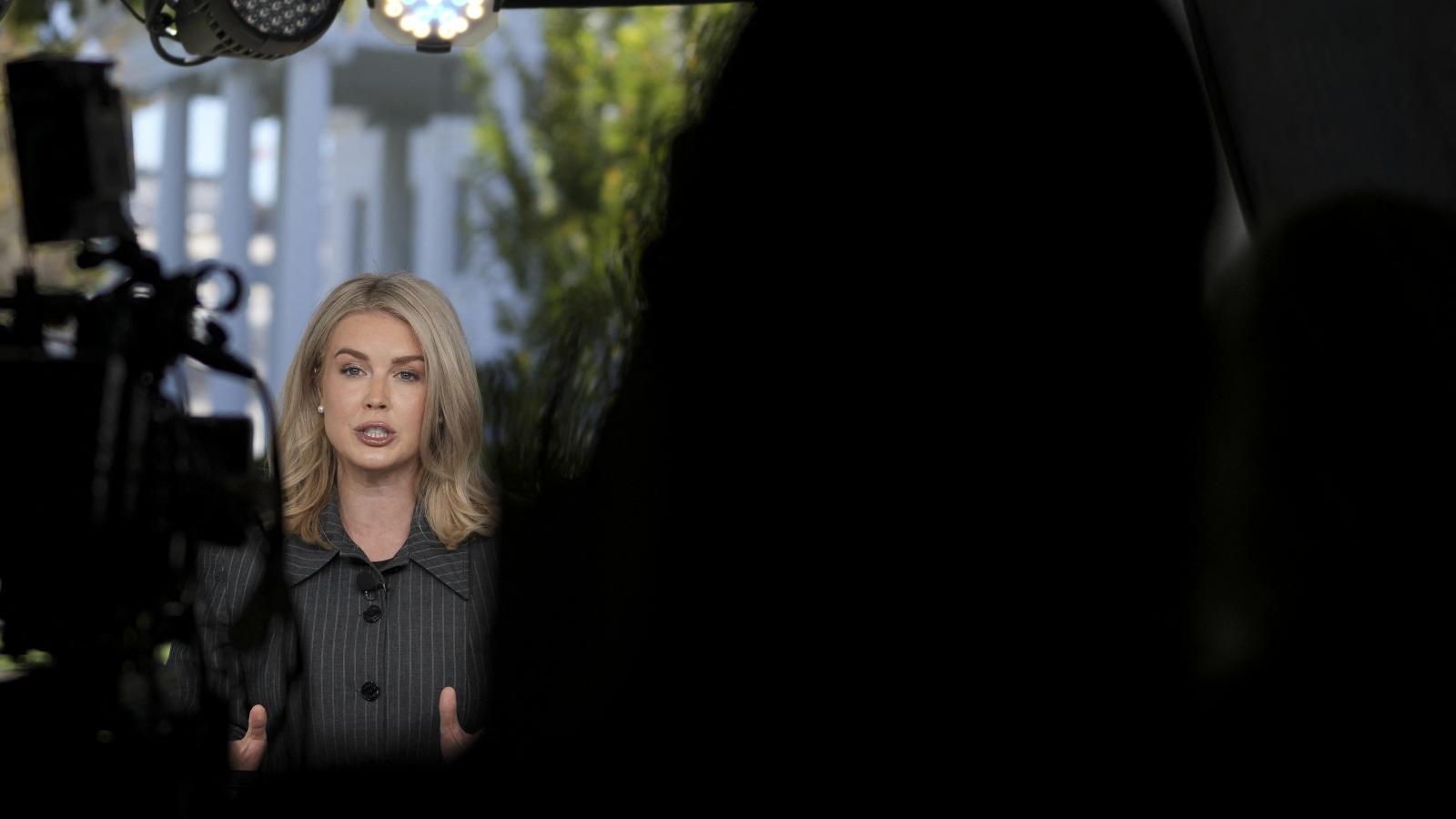 Karoline Leavitt egy interjúban beszél a Fehér Ház előtt