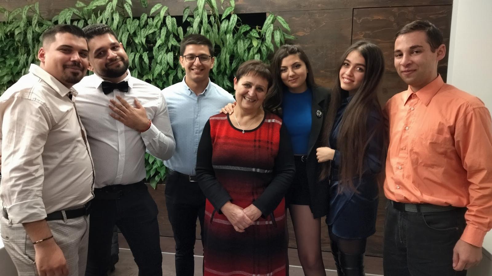 Orsós Anna (középen) a Pécsi Egyetem romológia tanárszakának létrehozója szakkollegistákkal 2022-ben