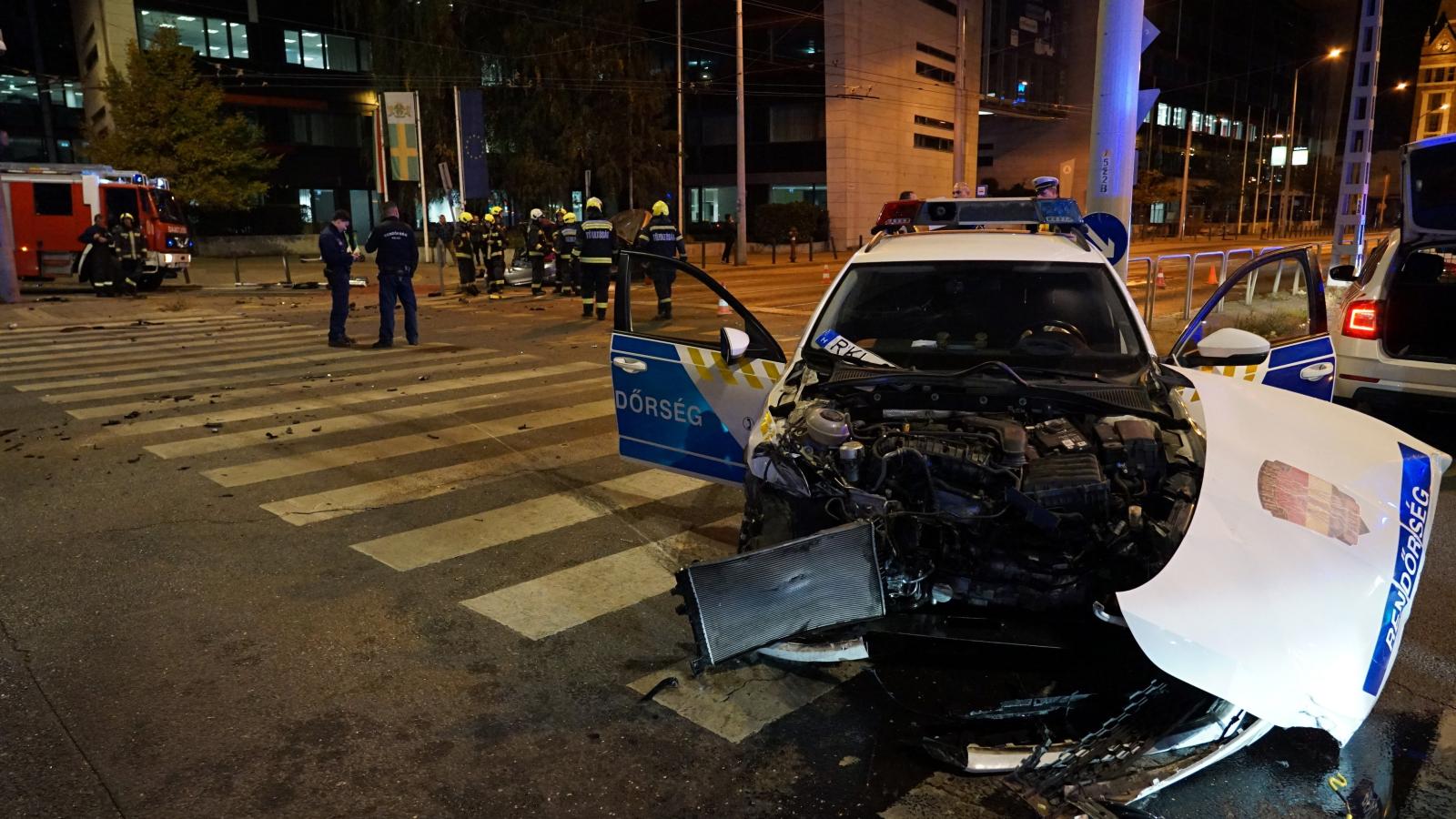 Összeroncsolódott rendőrautó Budapest tizedik kerületében, a Kerepesi út és a Hungária körút kereszteződésében