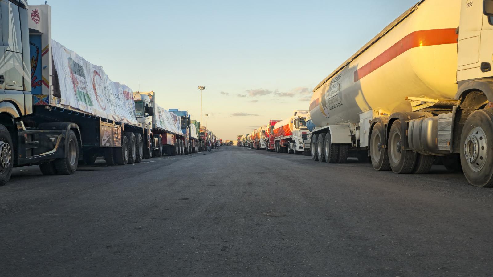 A rafahi határátkelőnél veszteglő segélyszállítmány 2025. október 15-én