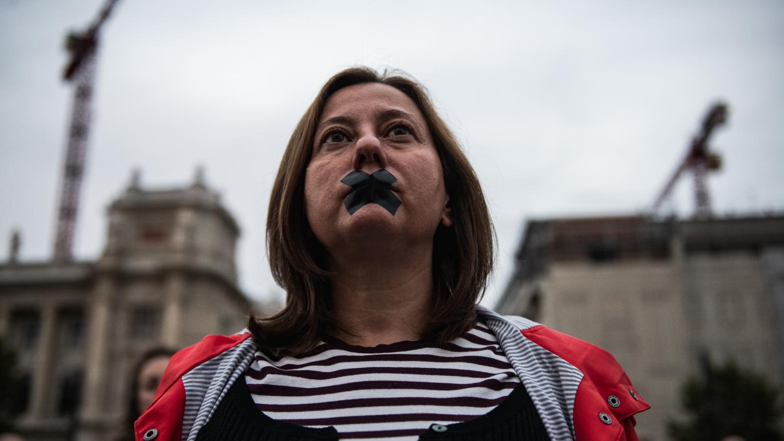 Tüntetésen. Nem bíznak a hivatalos gyermekvédelemben