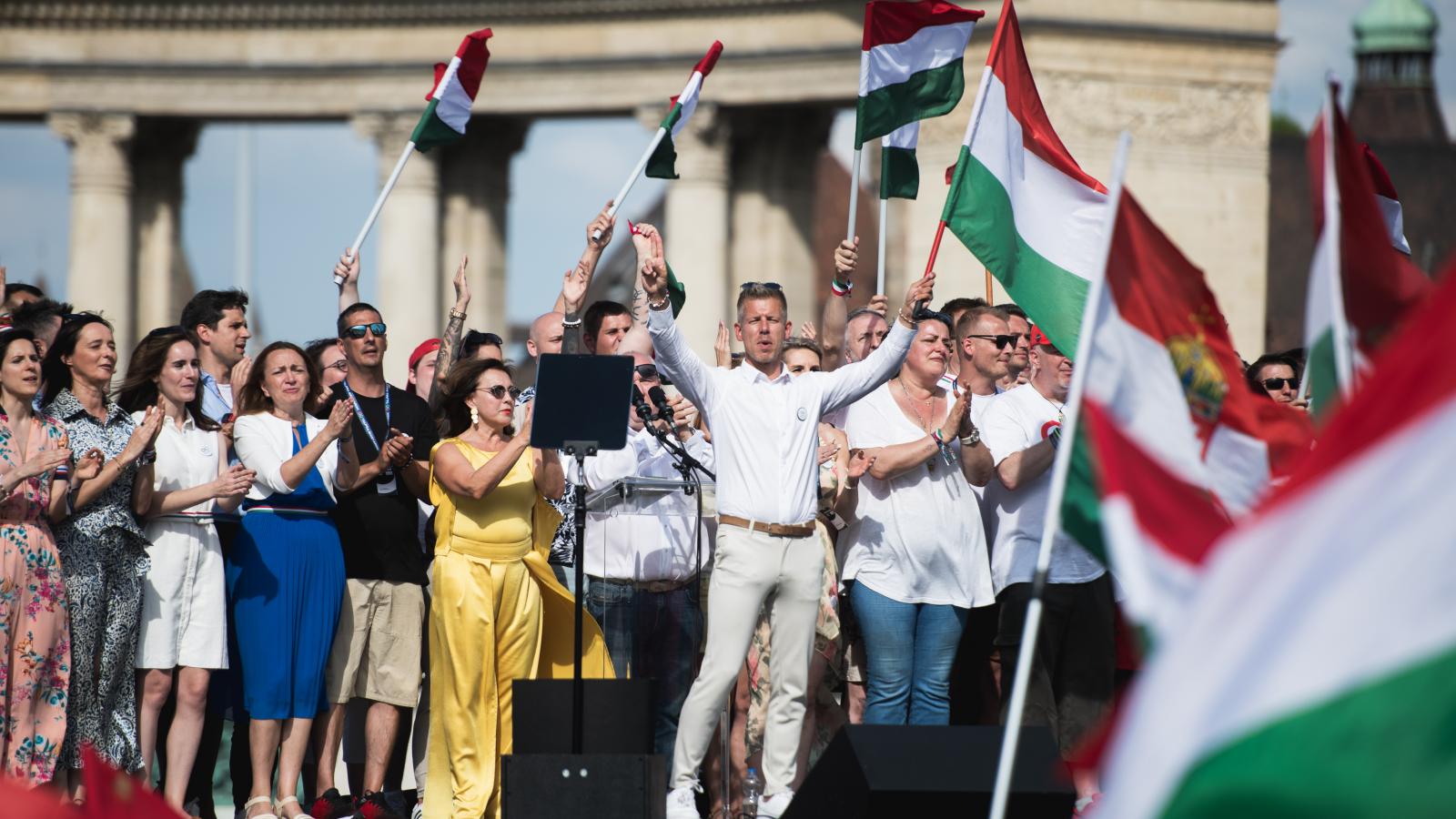 Rost Andrea (sárga ruhában) és Magyar Péter a budapesti Hősök terén 2024. június 8-án