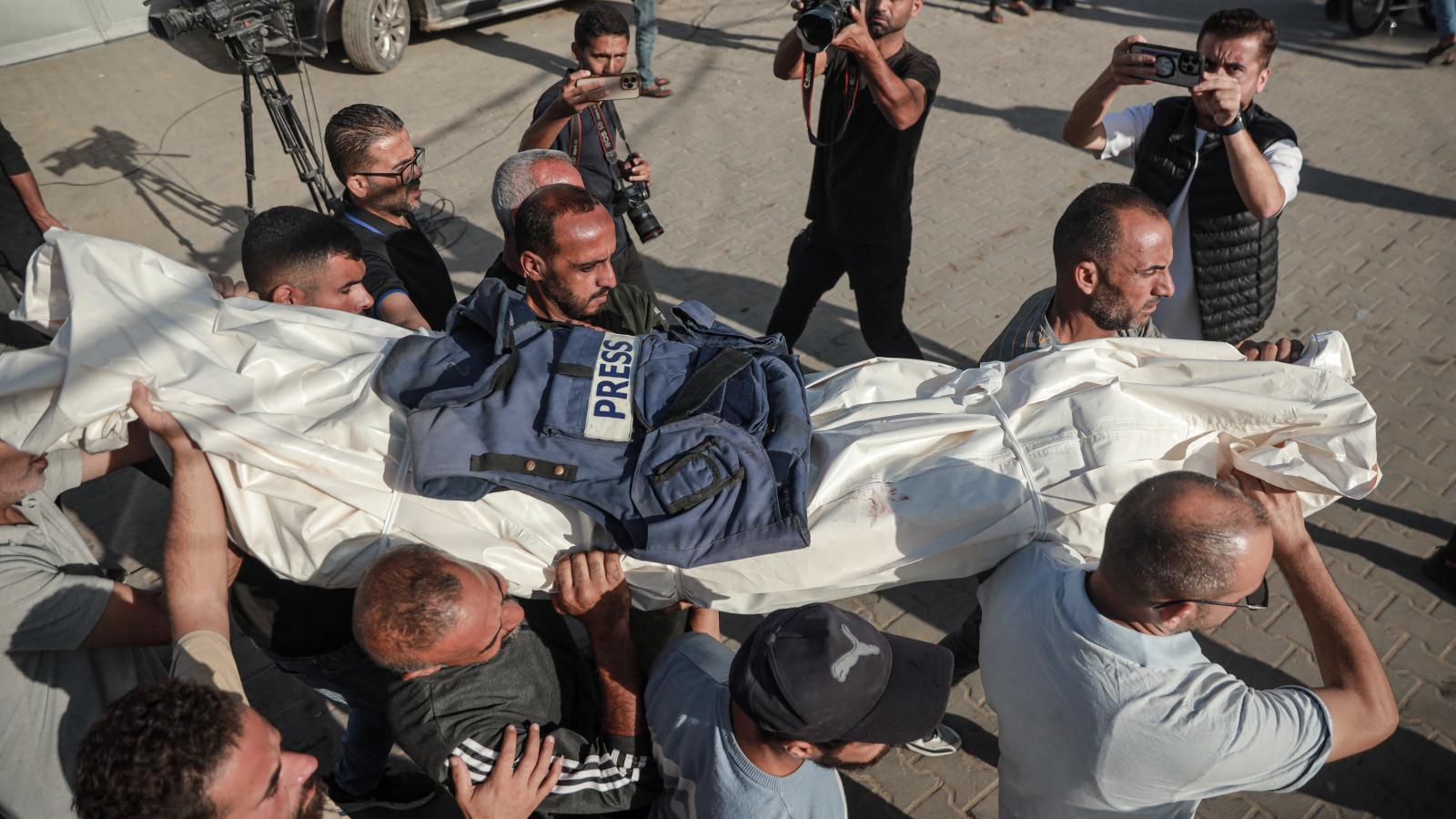 Egy az izraeli légicsapásban elhunyt palesztint temetnek. Tartósnak nem látszik a tűzszünet