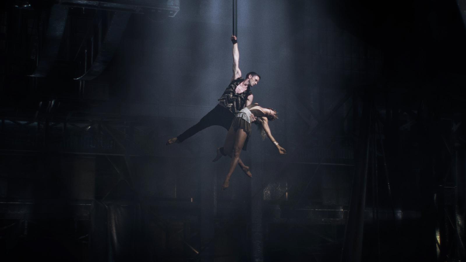 A turisztikai befektetésként aposztrofált immerzív színház két és fél milliárdos állami támogatást kapott, a könyvfesztivál nemzetközi elismertsége ellenére állami támogatás és a hagyományos helyszín nélkül maradt