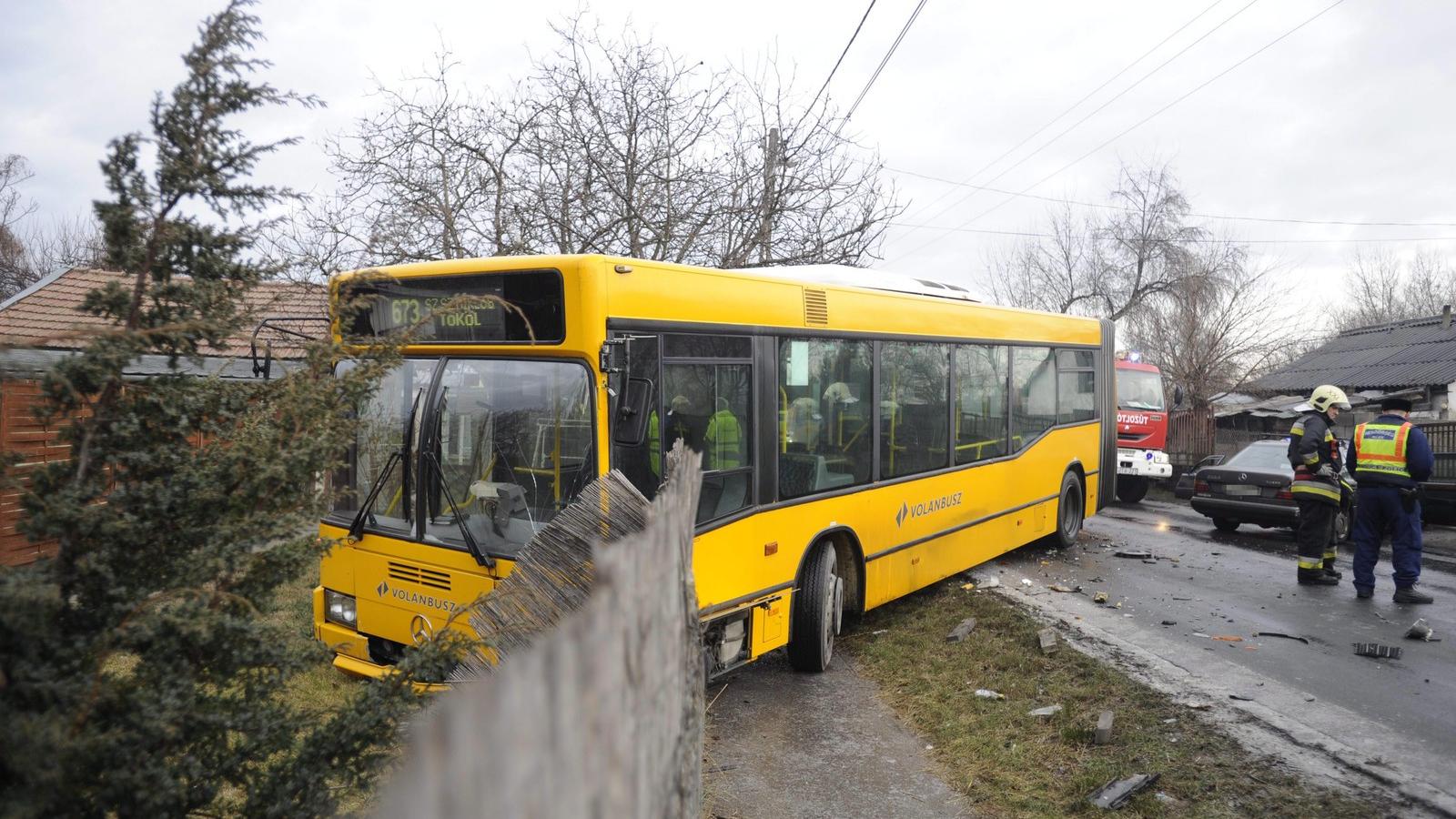 A balesetben az személyautó vezetője és a busz egyik utasa megsérült. MTI Fotó: Mihádák Zoltán