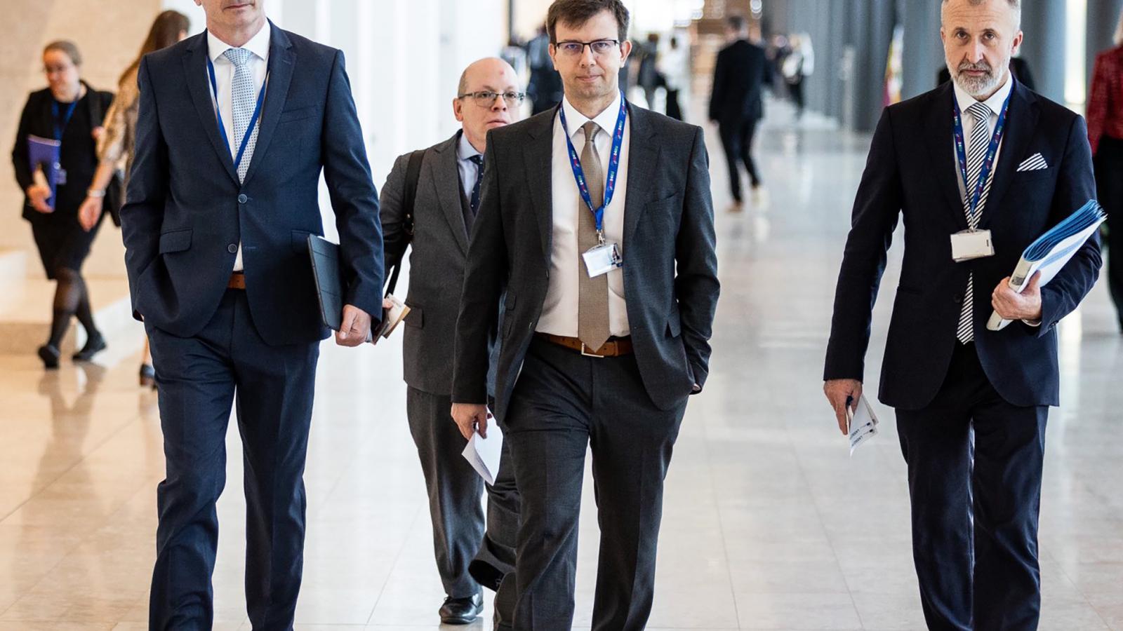 Bóka János (középen) vonul. Állítja: kész jóhiszeműen válaszolni