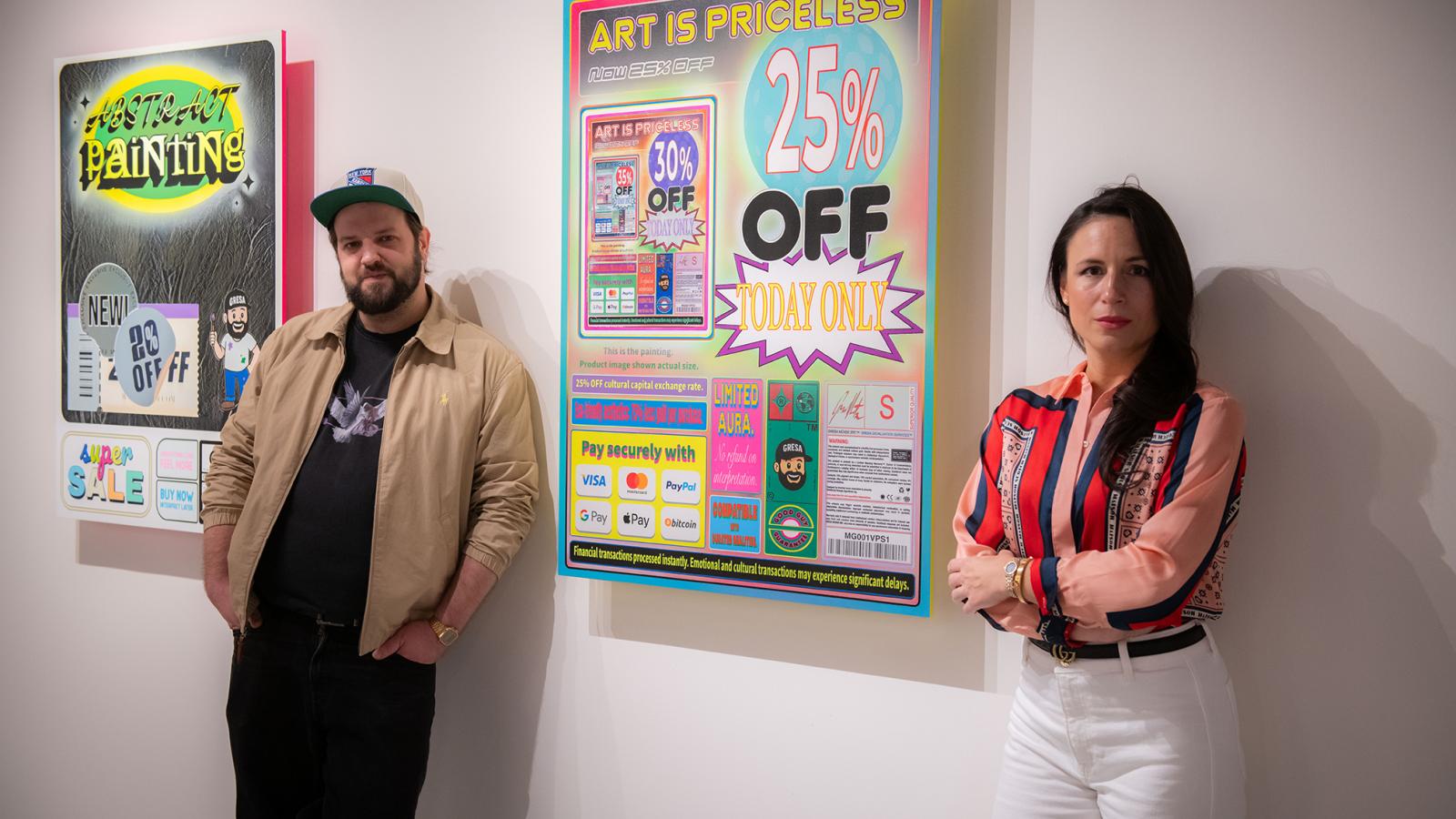 Gresa Márton képzőművész és Gallai Renáta kurátor egy „kedvezményes” árú festménnyel