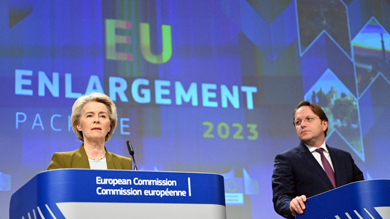 Ursula von der Leyen, az Európai Bizottság elnöke és Várghelyi Olivér EU-biztos