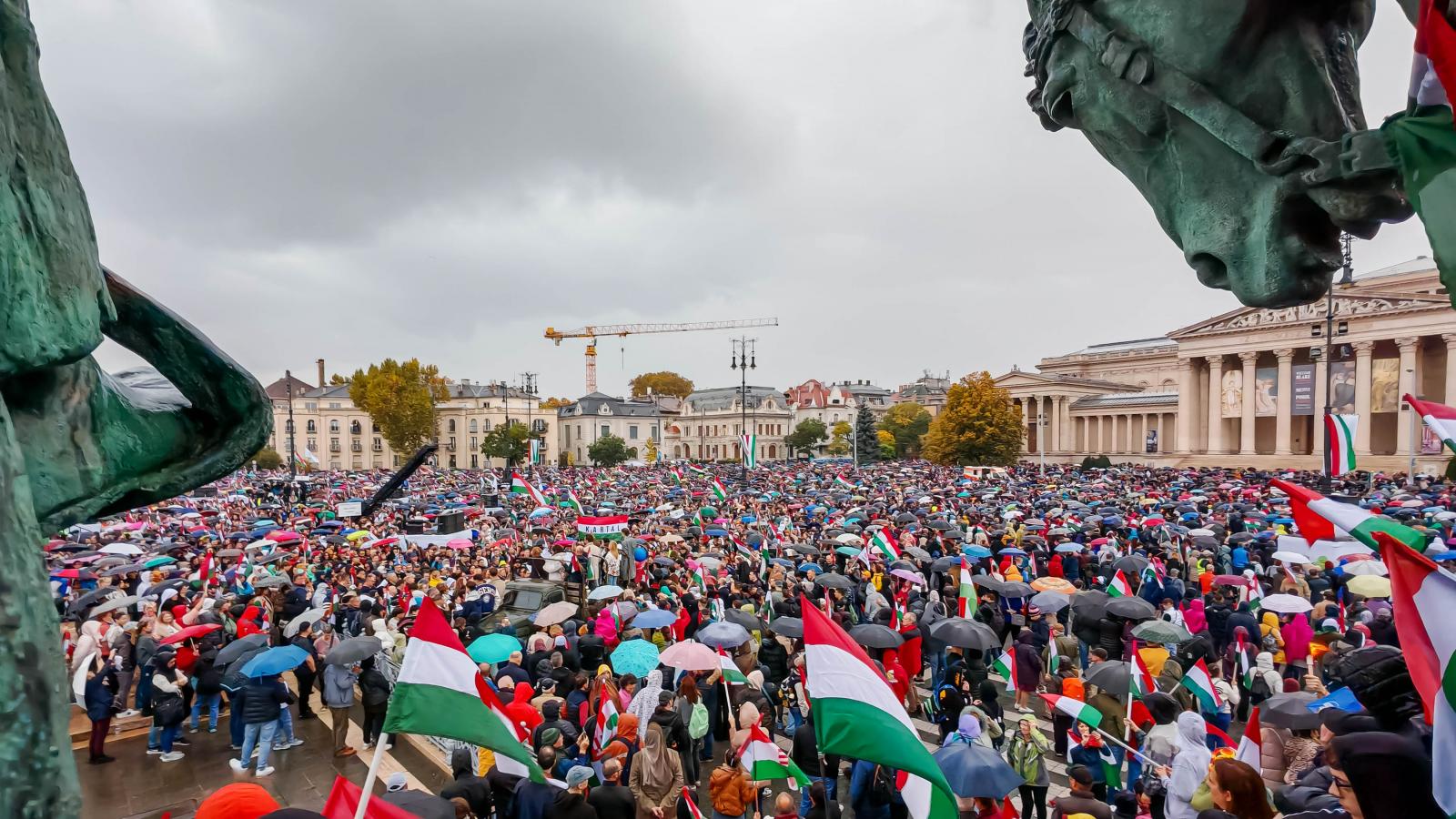 A Tisza Párt rendezvénye a zsúfolásig megtelt Hősök terén