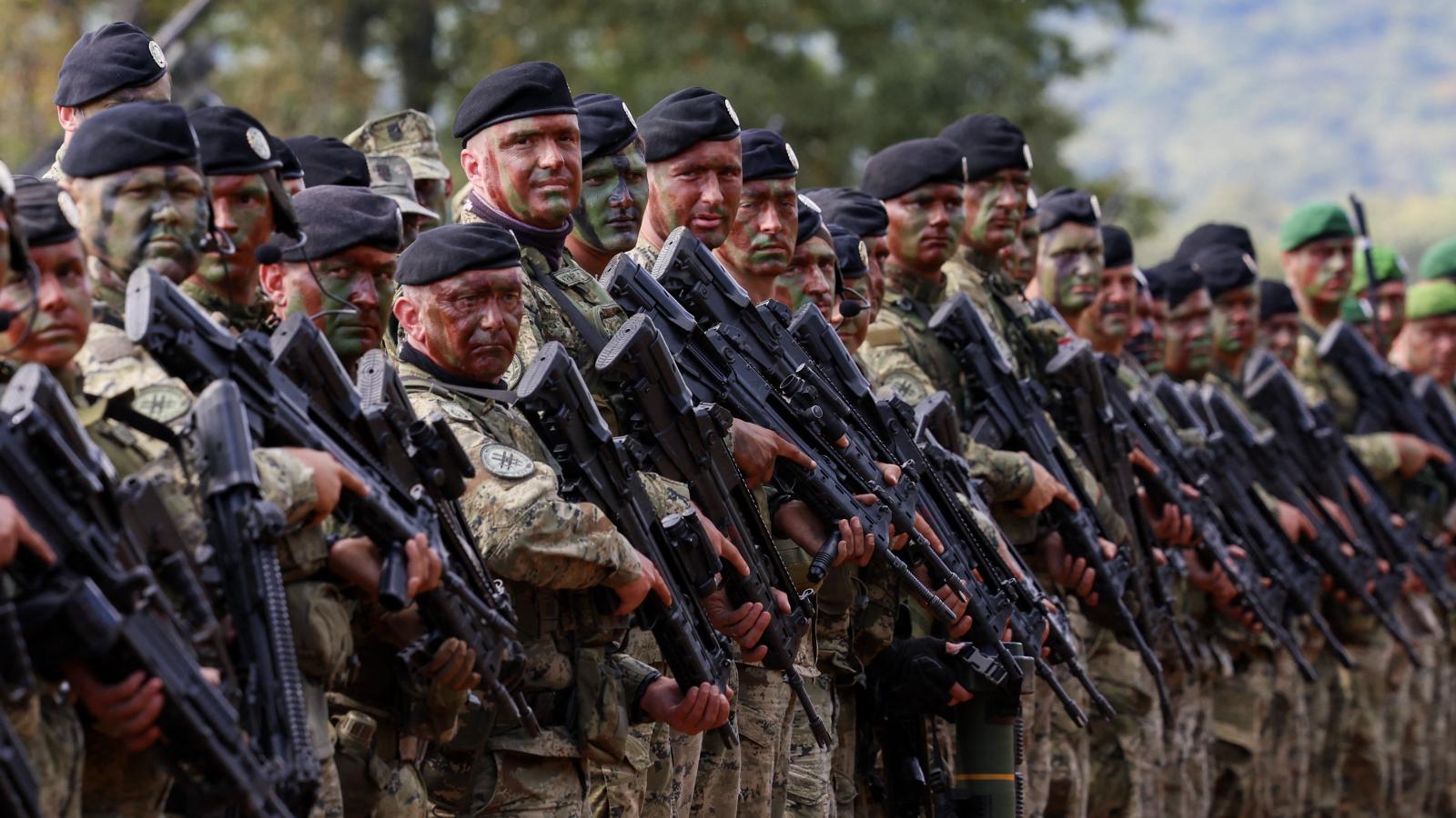 Fegyverrel sorban álló, de még nem sorkatonák Horvátországban egy 2025. szeptemberi hadgyakorlaton