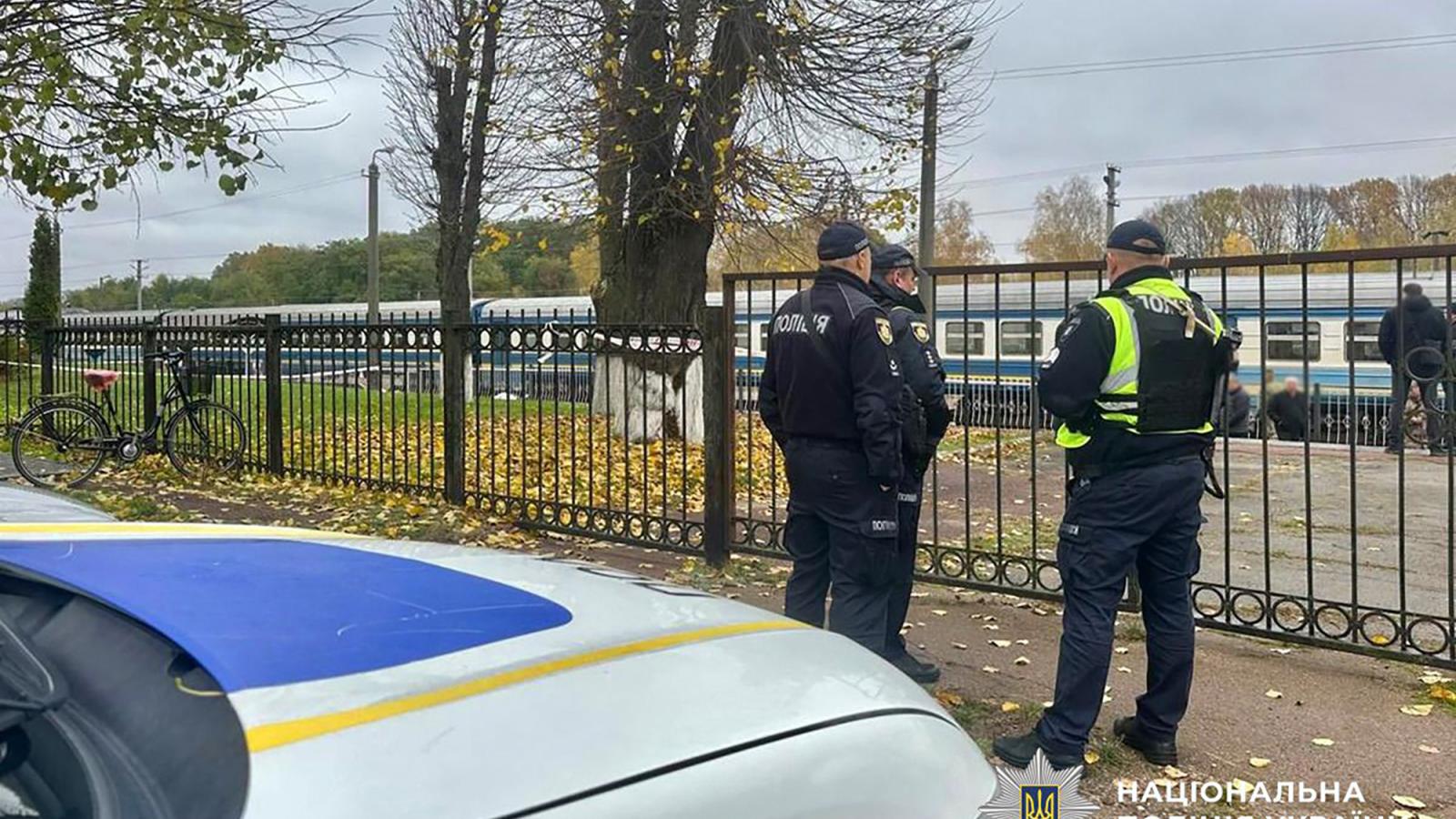 Ukrán rendőrök az ovrucsi vasútállomásnál