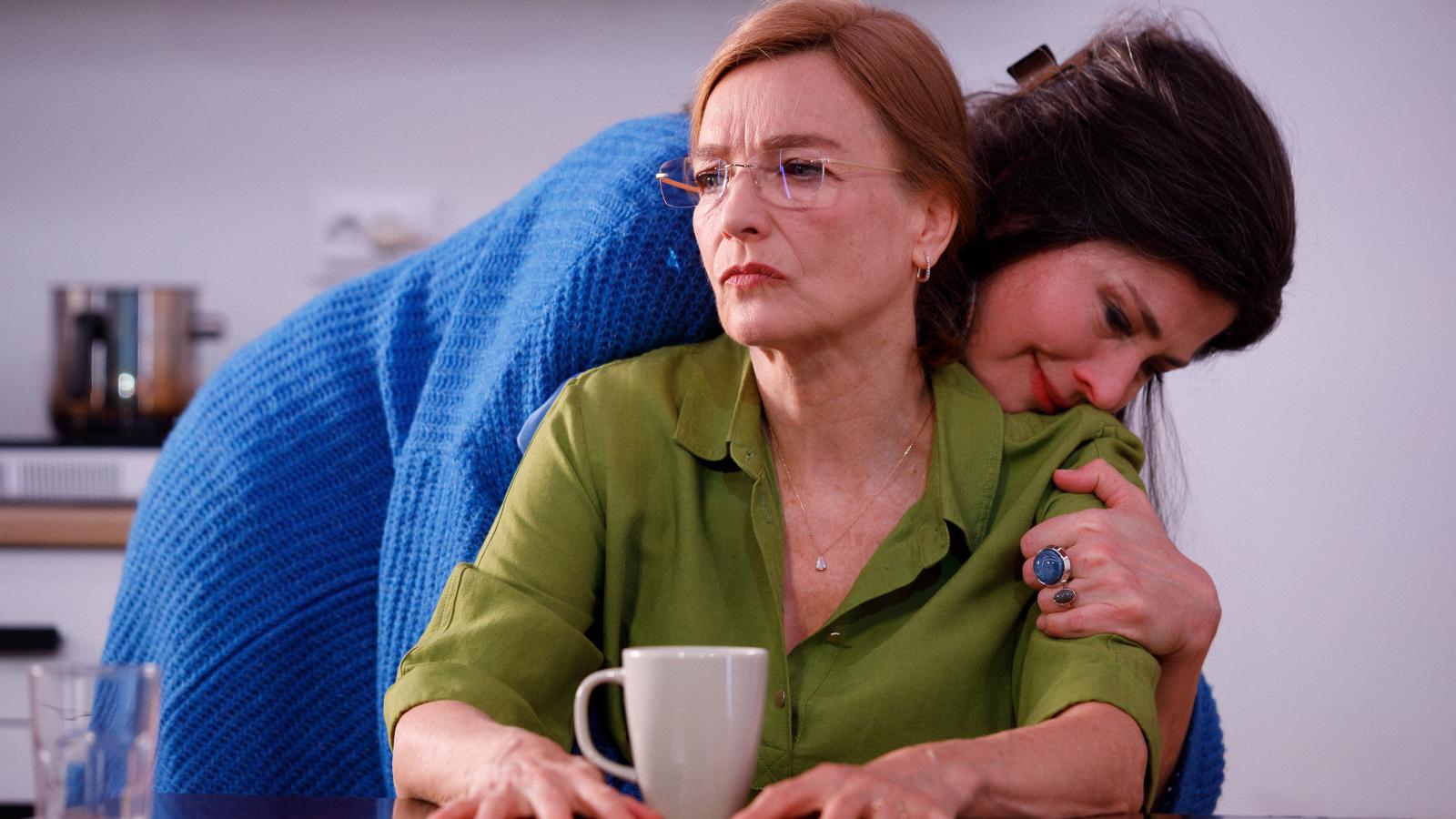 Két atomtudós nő sok év után újra találkozik: Kováts Adél és Tóth Ildikó a Radnóti Színház színpadán