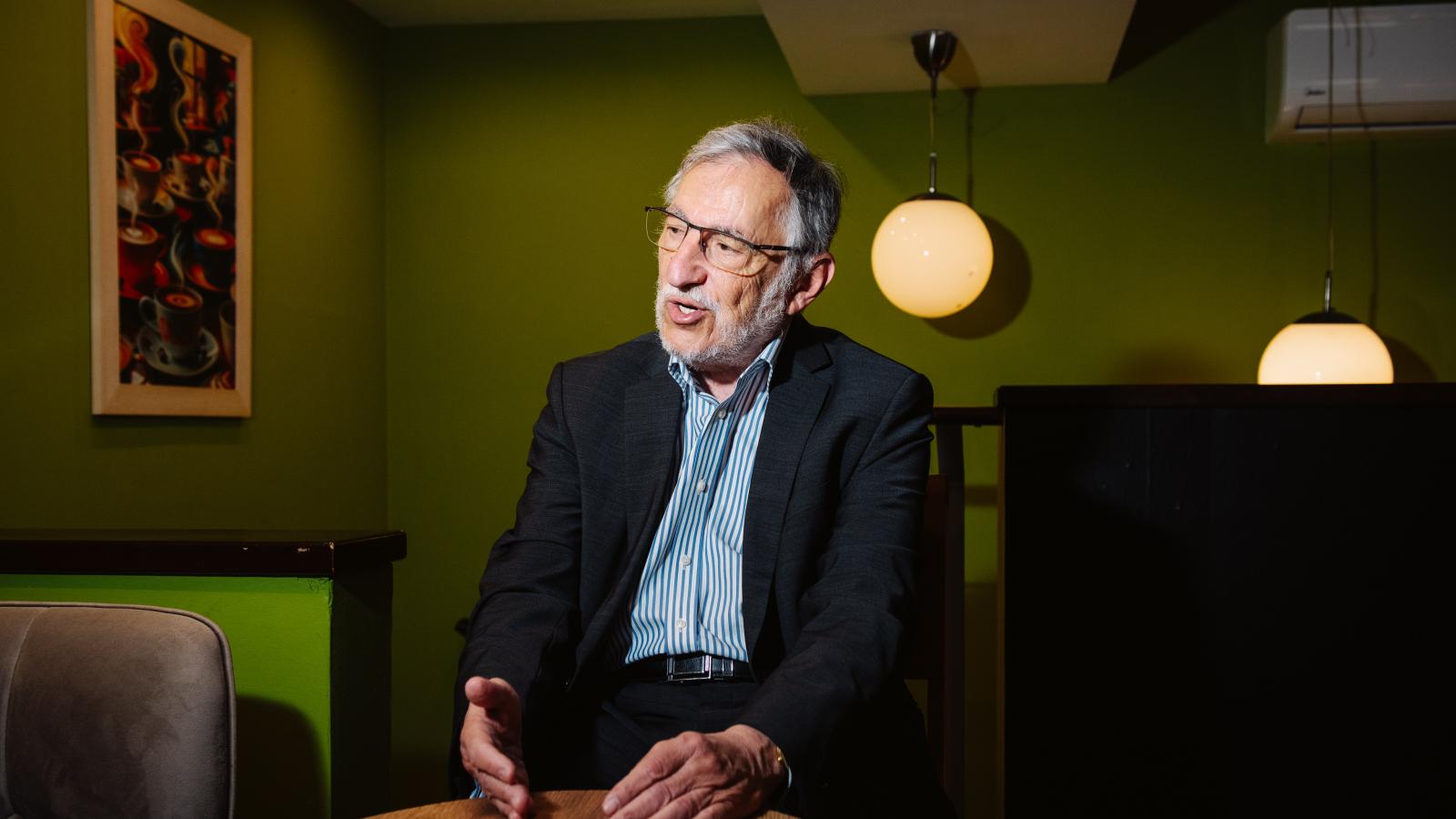 Van egy alapelv, miszerint ha gödörben vagyunk, akkor ne ássunk tovább. A kabinet meg csak ás és ás – mondta Katona Tamás