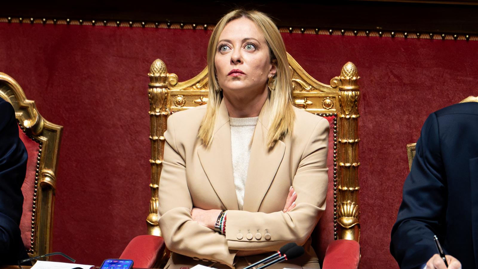 Meloni színésznek sem utolsó. Tudja, mikor kell keménynek mutatkozni és mikor kell mosolyogni