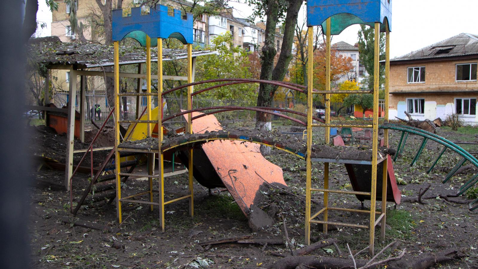 Játszótér az orosz drón becsapódása után Kijevben 2025. október 25-én