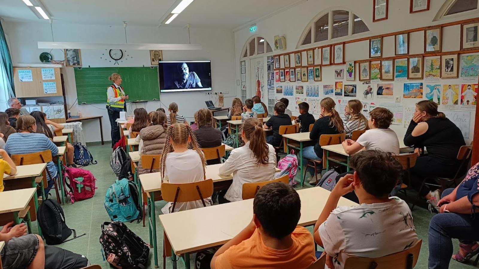 A civil drogmegelőzés helyét a rendőrségi prevenciós programok vették át az iskolákban