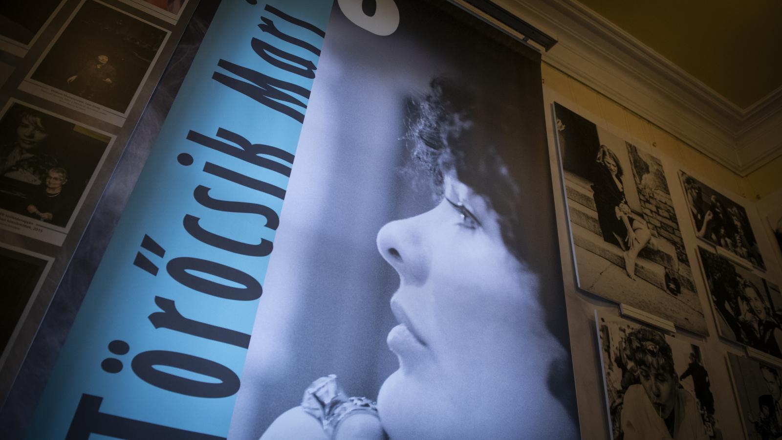 Azért is érdemes megnézni a tárlatot, hogy Törőcsik Mari magától értetődő mágiájára újból és újból rácsodálkozzunk