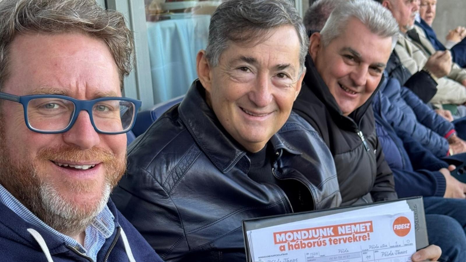 Szöllősi György, a Nemzeti Sport főszerkesztője és Mészáros Lőrinc az aláírás-gyűjtő ívvel a Pancho Arénában október 25-én