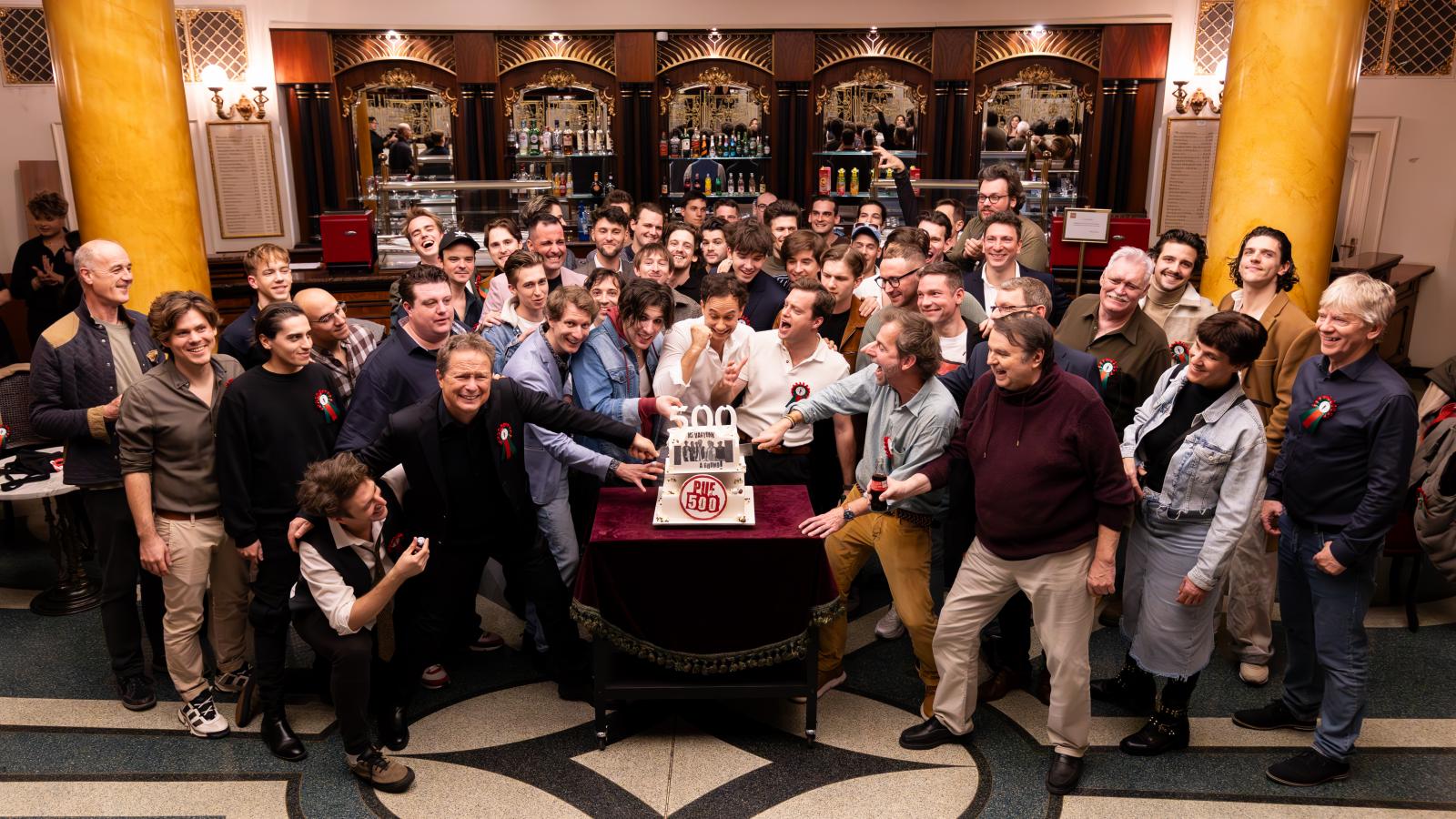 A vígszínházi A Pál utcai fiúk alkotói a nagy sikerű, telt házas, a végén közösen éneklős, ötszázadik előadás utáni ünnepi pillanatokban