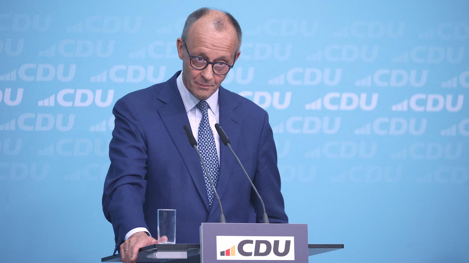 Friedrich Merz kancellár elhatárolódik az AfD-vel való partnerségtől, a praktikus helyi ügyek azonban gyengítik ezt a „tűzfalat”