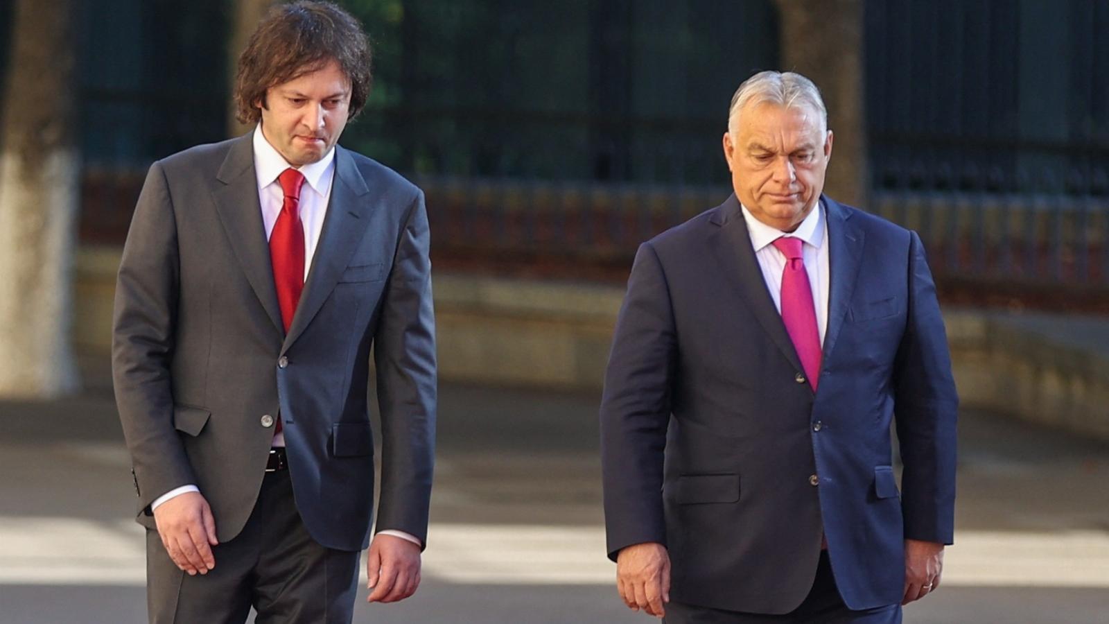 Irakli Kobahidze grúz és Orbán Viktor magyar miniszterelnök Tbilisziben 2024. október 29-én 