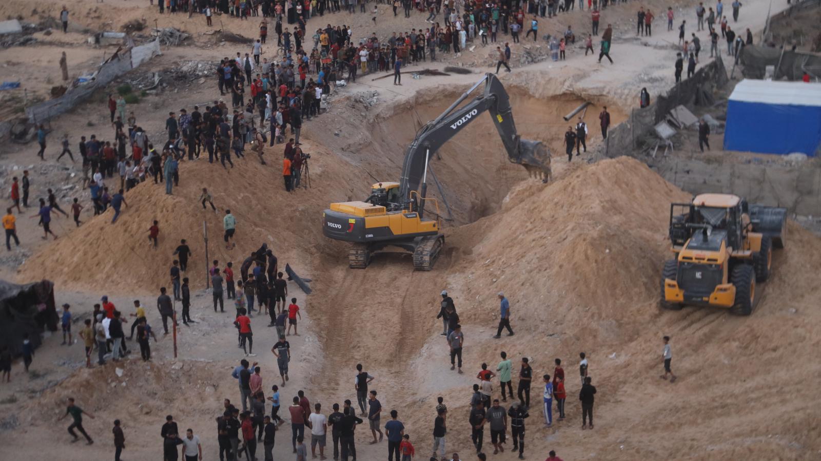 Izraeli túszok földi maradványainak a keresése kedden a Gázai övezetben, Hán Júniszban