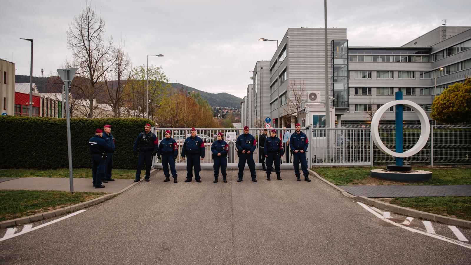 A rendőrök is közpénzből óvták az MTVA óbudai központját idén tavasszal