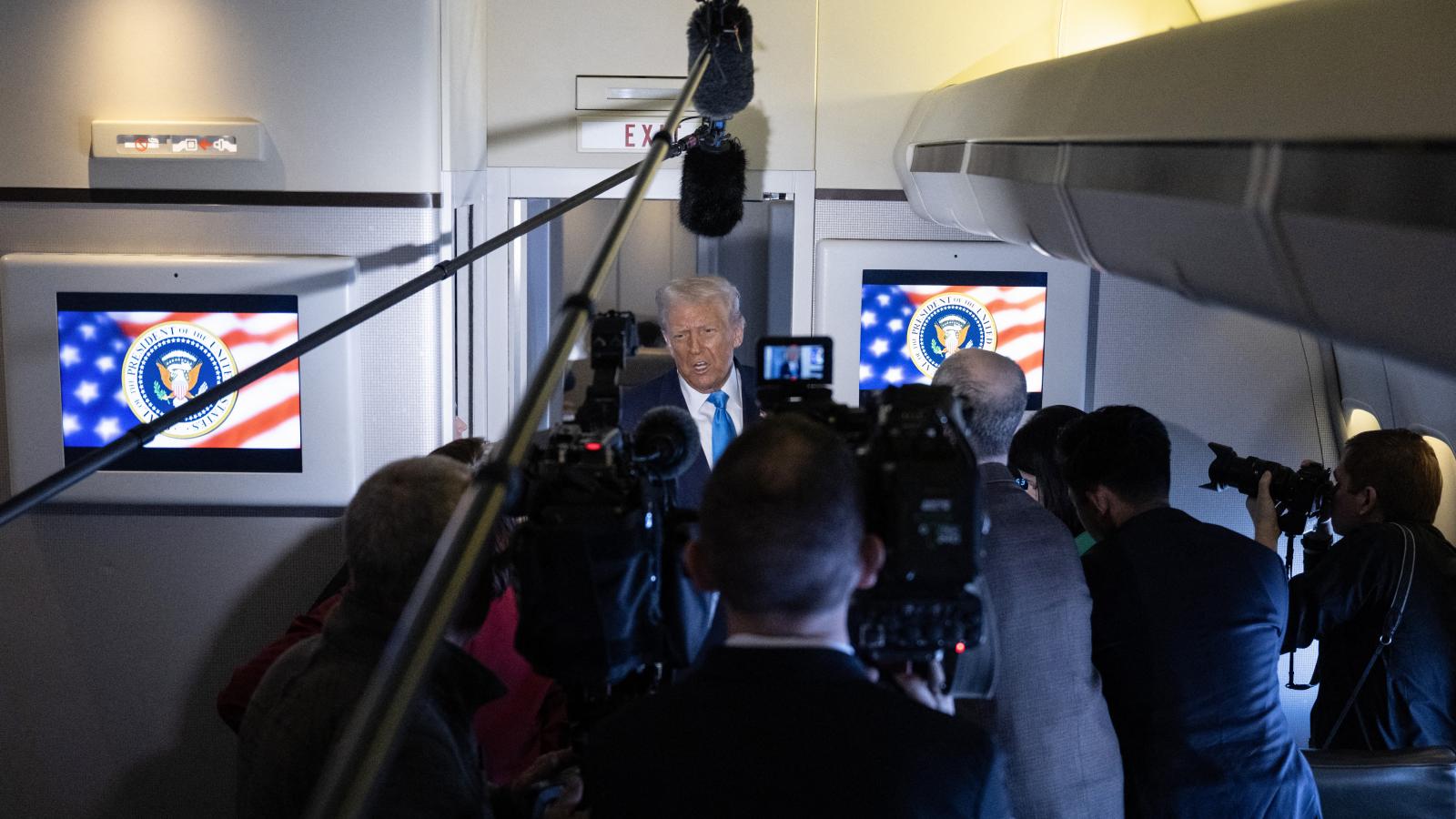 Donald Trump amerikai elnök nyilatkozik az Air Force One fedélzetén október 29-én, úton Dél-Koreába