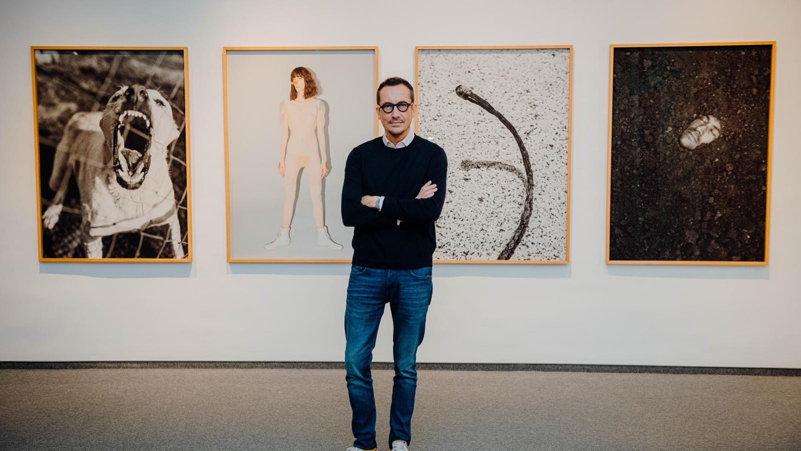 Tombor Zoltán fotográfus szerint a függés egy saját magaddal vívott, folyamatos harc, amit egyszerre jellemez a sóvárgás és az eksztázis