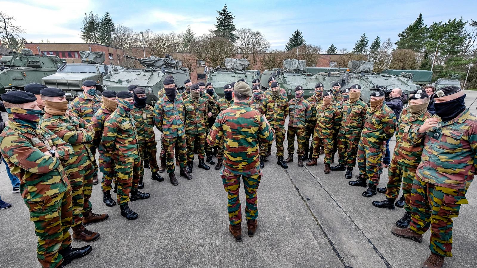 Eligazítás a Marche-en-Famenne melletti katonai táborban - Korábbi felvétel