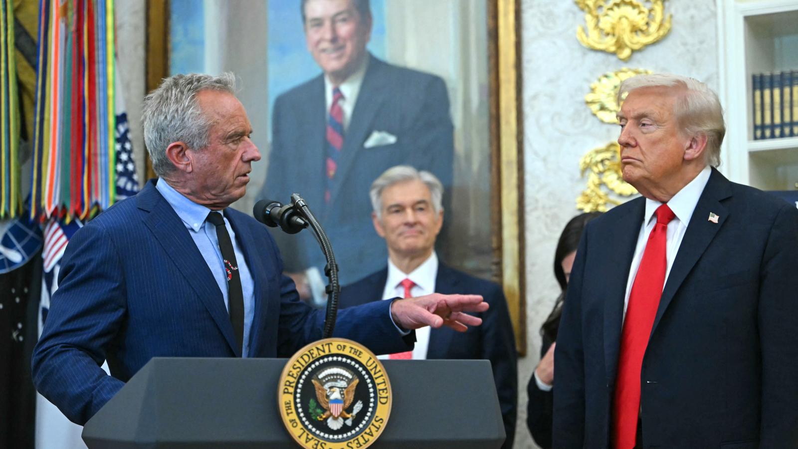 Trump az összeesküvés-
hívő,
oltásszkeptikus
Robert F. Kennedyt
nevezte
ki egészségügyi
miniszternek,
ami súlyos következményekkel
járt