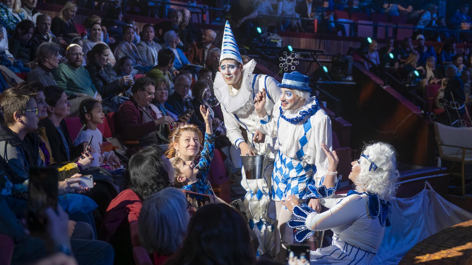 Bohócok akcióban
– a Holle
anyó nem vált
minden pontján
meggyőző cirkuszi
mesévé