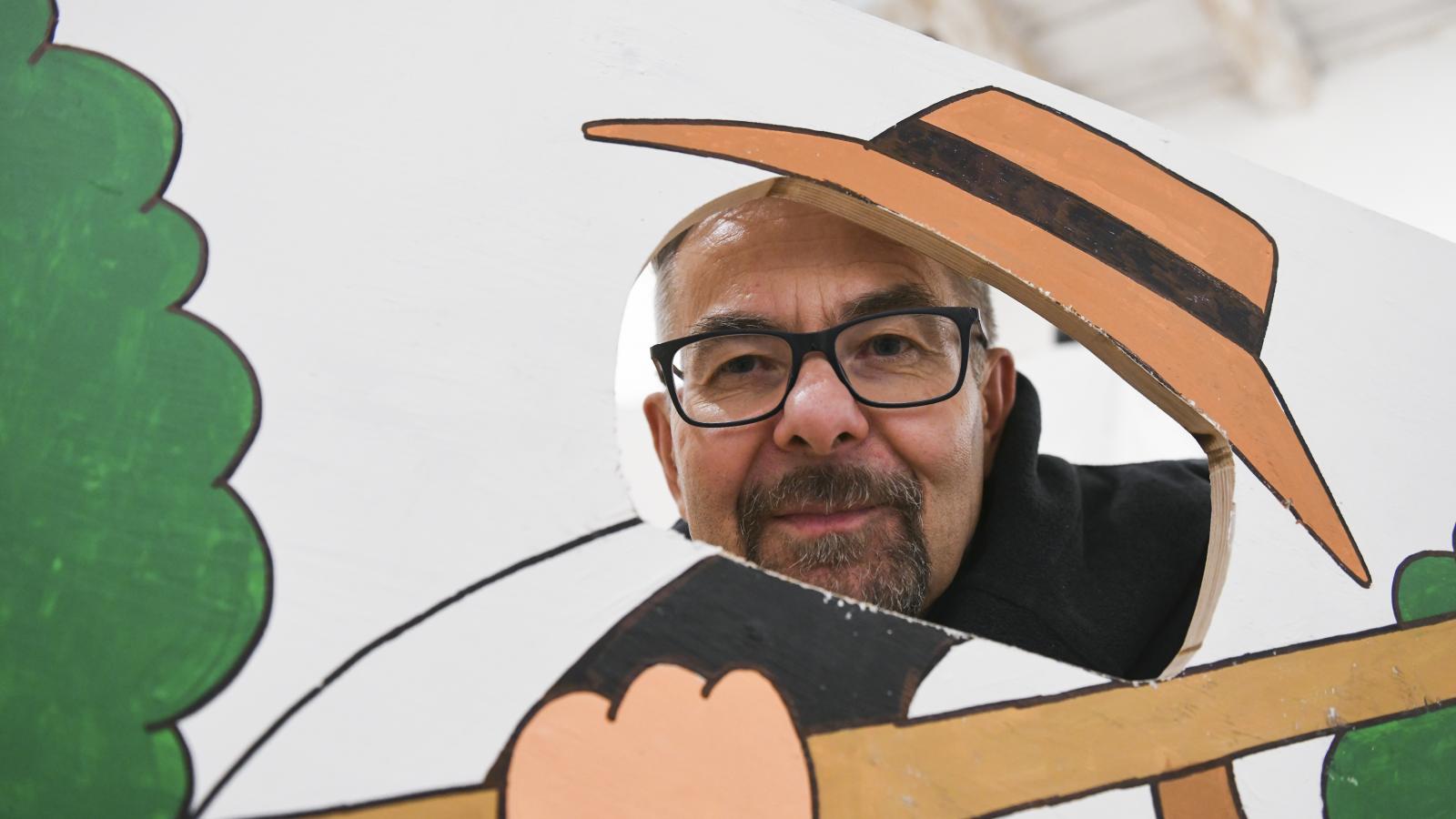 Weisz Béla karikaturistánk Az elmúlt nyóc év című kiállításán, a „hetvenpusztai” paraván mögött