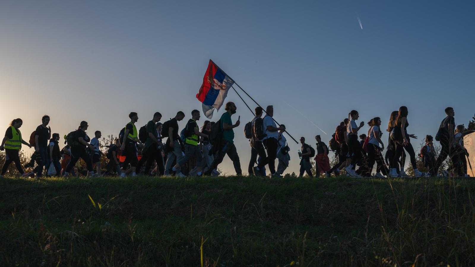 Diákok vonulnak Belgrádból Újvidékre a pályaudvari tragédia évfordulóján